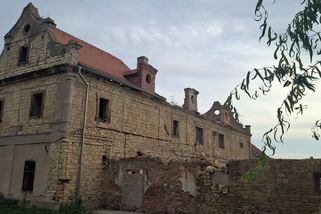 „Slíbili nám práci.“ Do ruiny si před volbami nahlásilo pobyt 30 lidí - Seznam Zprávy